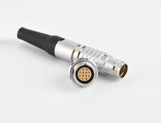 開板尺寸對航空連接器的性能有何影響？